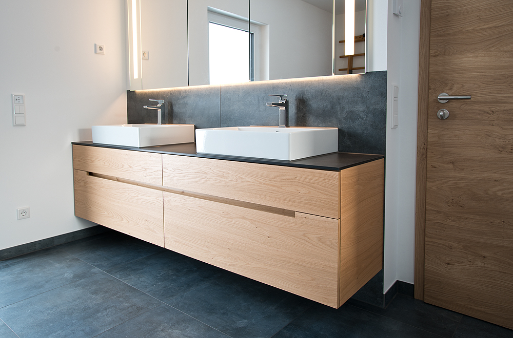 Waschtisch und Spiegelschrank