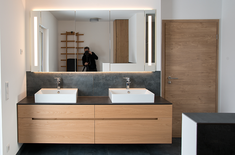 Waschtisch und Spiegelschrank