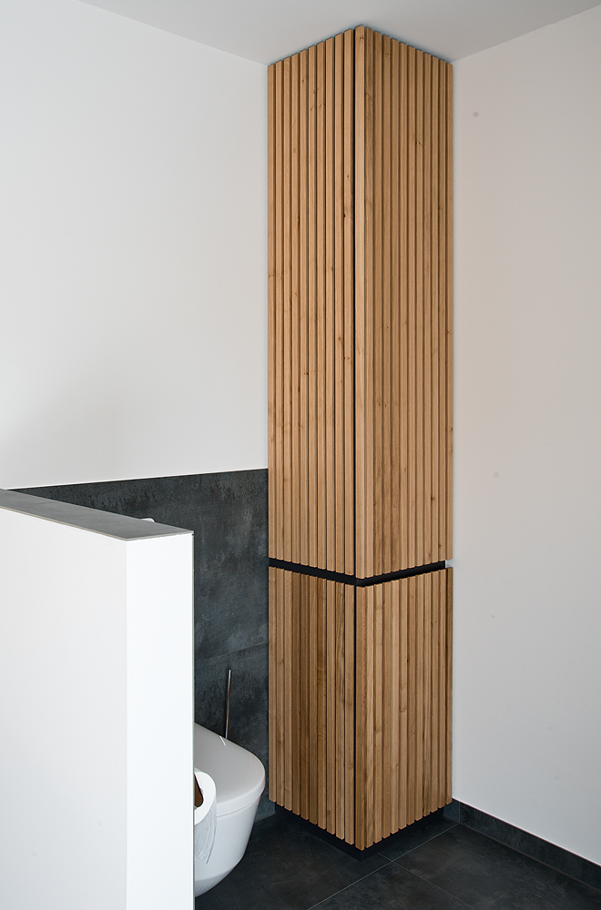 Waschtisch und Spiegelschrank